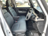 運転席まわりです。実際に座ってみて、乗り心地を体験してみてください,視界も良好です