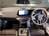 【カーブドディスプレイ】速度計などを表示する12.3インチの情報ディスプレイと、カーナビなどを表示するタッチが可能な14.9インチのディスプレイが1枚のパネルに集約され視認性、操作性を高めております。