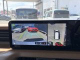 車を空から見たような映像が映る、アラウンドビューモニターで車両周辺の安全確認も一目でできます!小さなお子様や障害物も確認できるので、運転のし易さだけではなく事故防止にも役立ちます♪