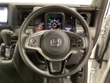ハンドルにHondaセンシング系のクルーズコントロールやレーンキープアシストなどのスイッチと、オーディオの操作スイッチが装備されています。ハンドルから手を離さず安全に操作できます。