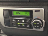 オートエアコンは温度を設定するだけで、自動で風量などを設定してくれます。運転しながら操作も必要ないので、安全性も向上します。