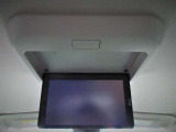 後席用のTVモニターも装備しています。 後席の同乗者も退屈させません!