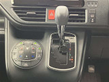 左右独立温度コントロールフルオートエアコンです。運転席、助手席それぞれで独立して温度設定ができます。冷え性の方が乗っても安心ですね♪