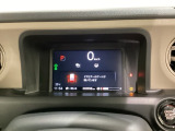 デジタル表示のスピードメーターとタコメーター、燃費やオドメーターなどの表示の他に、ホンダセンシング機能などの表示もできる多機能なマルチインフォメーション・ディスプレイです。
