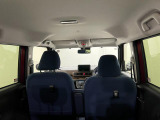 車内は明るくて見通しが良く、初めての方でも運転しやすい印象です。天井が高く圧迫感がないので、お子さまとのお出かけも快適に過ごせます。