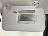 【運転席サンバイザー】鏡が付いているのでメイク直しなどにも便利★