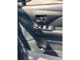全席パワーウィンドウとなっています。運転席はオートになっているのでワンタッチ開閉することが出来ます。