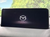 【10.25インチマツダコネクト】車内の雰囲気にマッチした大型ディスプレイ。スマホ接続でのナビ使用やBluetooth再生等、様々な機能が楽しめます。直感的なダイヤル操作が可能で、使い勝手も良好です。