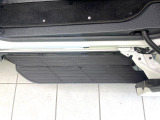 【電動サイドステップ】車高の高いお車でも、これがあれば小さいお子様の乗り降りも楽々♪スライドドアと連動して作動する為、煩わしい操作は不要です!