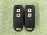 スマートキーを装備しています。鍵を差し込むことなくドアロックの開け閉めと、スタートボタン操作でのエンジンスタートができます。スペアキーも同じものを用意しております。