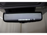 車両後方カメラの映像をインナーミラー内のディスプレイに表示します。前後方録画機能付き。