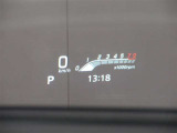 カラーヘッドアップディスプレイ付き。少ない視線移動で情報を確認できるので、運転の疲労軽減に繋がりますよ♪