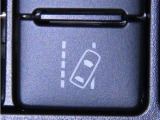 車線逸脱警報装置を装備しております。