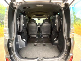 普段のお買い物や通勤、送迎等に十分な荷室スペースを確保しております。セカンドシートを倒すと、大きな荷物の積載も可能です♪