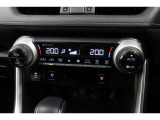 運転席と助手席、それぞれ温度調節ができ、オールシーズン快適なオートエアコンとなっております!