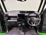 360&deg;UV&IRカット機能ガラス採用。見易い計器類と運転し易いレイアウトのドライビングポジションは、極細Aピラーの採用で視角も少なく前方&左右の見切りが良く安心して運転できます。