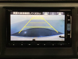 バックでの車庫入れも安心です!リアカメラが付いているバックモニター付のナビを装備しております。操作線もついており距離感も画面から確認できます。