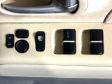 【電動格納ミラー】サイドミラーは電動格納式となっており、狭い駐車場でもキズがつくリスクを抑えられます。