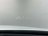 ヘッドアップディスプレイ(HUD)搭載。運転中、前方から視線を落外す必要がなく、安全に情報を把握しながら運転ができる機能です。