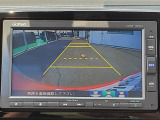 ガイドライン付きバックカメラを装備しているので、慣れない場所での車庫入れも安心です。