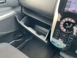 グローブボックスは奥行きがあり、日常品や車検証、その他の収納に便利です!