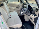 運転席も広々とゆったりしております。アームレストも装備しており快適にドライブしていただけます。