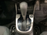 CVT車のセレクトレバーです。低速から高速まで、変速ショックのないスムーズな走りを実現するとともに、エンジン効率のよい領域を維持することで燃費にも貢献します。