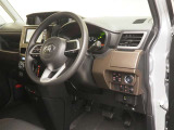 運転席の様子です。見通しの良いすっきりとした内装で運転しやすい空間となっております!