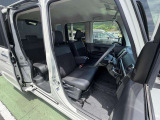 大型アームレストが付いてて長距離運転も楽です