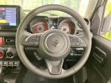 インテリアに合わせたデザインのステアリングは、運転される方のことも考え、運転しやすい形状、大きさです。是非一度、実際に触ってお確かめください。