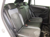 安全性と快適性を追求した、少し硬めのシート。 これは長時間の運転や渋滞などの状況でも、身体の疲労度が少ないことを求めたものです。