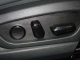 パワーシート搭載。微妙な調整が手軽にでき、ピッタリのポジションで運転することが可能です。