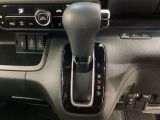 CVT車のセレクトレバーです。低速から高速まで、変速ショックのないスムーズな走りを実現するとともに、エンジン効率のよい領域を維持することで燃費にも貢献します。