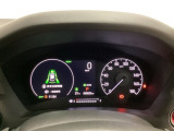 ハイブリット車専用のメーターです。右側の大型スピードメーターに加え、ステアリングスイッチを使って左のマルチインフォメーション・ディスプレイで燃費や動力伝達などの情報が見れるようになっています。