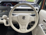 インテリアに合わせたデザインのステアリングは、運転される方のことも考え、運転しやすい形状、大きさです。是非一度、実際に触ってお確かめください。