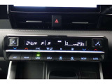 ★運転席と助手席でそれぞれお好みに合わせて温度設定が行えるフルオートエアコンです。外気温や室温、日射量を感知し、吹き出し温度、風量を緻密に制御します