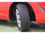 タイヤサイズ 185/60R15。 スタイリッシュなデザインのホイールキャップ付きスチールホイールを装着しています。