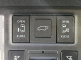 【両側パワースライドドア】スマートキーや運転席のスイッチで後席両側スライドドアの開閉が可能♪電動だから力を入れてドアを開ける必要が無く、小さなお子様でも簡単に開け閉めでき快適です♪