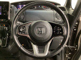 ハンドルにHondaセンシング系のクルーズコントロールやレーンキープアシストなどのスイッチと、オーディオの操作スイッチが装備されています。ハンドルから手を離さず安全に操作できます。