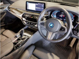 ☆センターパネルを運転席側に僅かに傾けたBMW独特のインパネ☆【駆け抜ける歓び】はここからもスタートしております☆