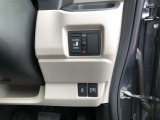 【片側電動スライドドア】リモコンや運転席のスイッチ操作のほか、ドアハンドルを少し引くだけでリアドアが自動開閉します♪