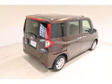 後部座席とリヤはプライバシーガラスになっています。座っている人や置いてある荷物が見えにくくなっているのでプライバシーの確保が出来ます。