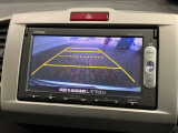 リバースギアに入れるだけで後方の表示へ切り替わります。夜間や雨の日の駐車も楽になりますよ。