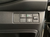 ハンドルの右側にはヘットライトリベライザーとHondaセンシング用のメインスイッチがついています。ヘッドライトリベライザーは道路状況や積荷の加重に応じてライトの高さを調節できます。
