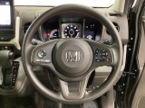 ハンドルにHondaセンシング系のクルーズコントロールやレーンキープアシストなどのスイッチと、オーディオの操作スイッチが装備されています。ハンドルから手を離さず安全に操作できます。