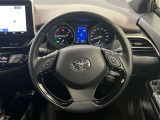 3本スポークステアリング!ステアリングスイッチ付!全車速追従型クルーズコントロールの操作などが可能!ステアリングホイール表皮に、擦れがありますので納車前の点検時にハンドル交換させていただきます。