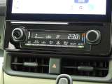 オートエアコンを装備しておりますので、四季を通じて車内を快適な温度に保つことが出来ます!高級感が有りますね!