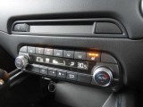 【フルオートエアコン】運転席と助手席の温度調整がそれぞれ出来るフルオートエアコン装備です。これなら暑がりなご主人、寒がりな奥様が同乗されても問題ないですね。