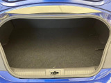 積み下ろしのしやすいデッキにはたっぷりと荷物を積み込んでいただけます。遊びから仕事まで、様々なシーンで頼れます♪