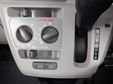 ダイヤル式のエアコンです。エアコンの効きも問題ないですよ!!